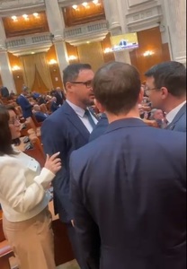 Scandal în timpul plenului Camerei Deputaţilor / Deputaţi de la AUR şi USR s-au îmbrâncit / Deputatul AUR Dan Tanasă a acuzat că un parlamentar USR a pus mâna pe el şi i-a zis „mă gunoiule, mă” - VIDEO
