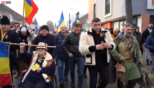 UPDATE - Mii de persoane participă la un marş al Unirii organizat de AUR, la Alba Iulia/ George Simion: Am venit astăzi la Alba Iulia, aşa cum ne adunăm în fiecare an, pentru a spune că România e una - VIDEO