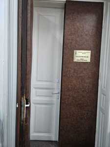 Scandal în Primăria Braşov: Viceprimarul căruia îi fusese alocat un birou la cimitir a obţinut în instanţă îndepărtarea sigiliului care fusese aplicat pe biroul său din sediul Primăriei

