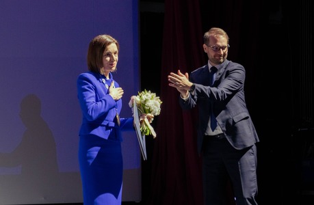 Premiul primit de Maia Sandu la Timişoara, contestat la Chişinău. Preşedinţia Republicii Moldova spune că astfel de premii nu reprezintă un cadou, dar a cerut clarificări de la Centrul Naţional Anticorupţie