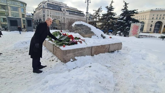 Ambasadorul României la Moscova a depus flori la Piatra Solovetsky, pentru a-l omagia pe opozantul rus Alexei Navalnîi - FOTO