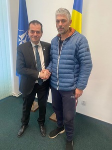 Ludovic Orban a anunţat că este coleg în Forţa Dreptei cu Răzvan Ştefănescu, românul care lucrează în Suedia ajuns cunoscut datorită plăcuţelor de înmatriculare injurioase la adresa PSD 