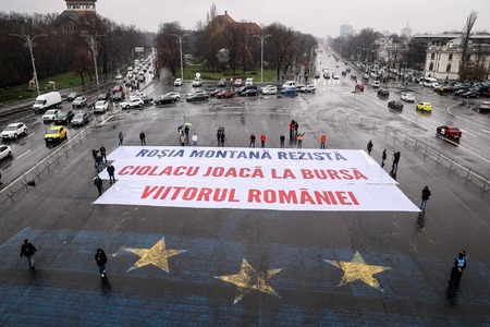 Acţiune de protest USR în faţa Guvernului: Roşia Montană rezistă, Ciolacu joacă la bursă viitorul României - FOTO