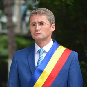 Primarul municipiului Petroşani, Tiberiu Iacob-Ridzi, ales din partea PNL, a anunţat că va candida din partea PSD pentru un nou mandat