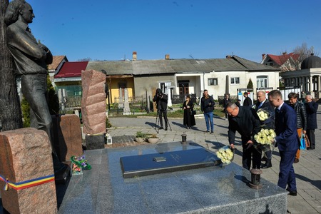 Nicolae Ciucă, omagiu la mormântul poetului Grigore Vieru din Chişinău / Liderul PNL a primit de la fiul acestuia o ediţie de colecţie de poezii, dar şi un manuscris original