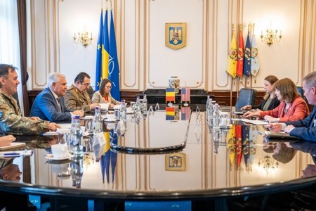 Angel Tîlvăr, întrevedere cu ambasadorul SUA la Bucureşti, Kathleen Kavalec / Ministrul Tîlvăr a reiterat importanţa prezenţei trupelor SUA în România, complementară capabilităţilor de descurajare şi apărare ale NATO

