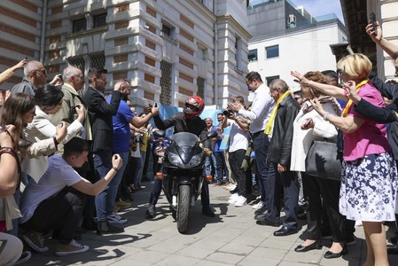 Burduja a venit pe motocicletă la depunerea candidaturii la Primăria Capitalei / Ciucă: E prima dată când văd un candidat că vine să-şi depună dosarele cu motocicleta