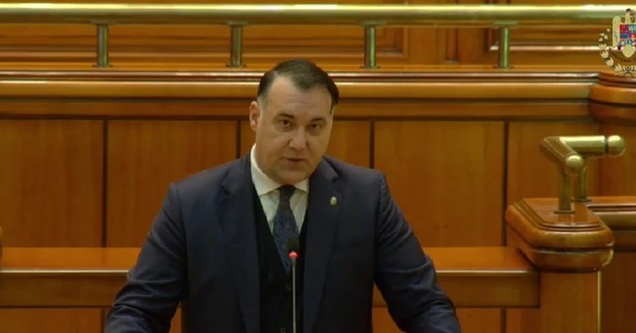 UPDATE - Camera Deputaţilor a suspendat şedinţa de luni, după ce deputatul neafiliat Andi Grosaru a blocat tribuna sălii de plen / Suciu: Voi propune Biroului permanent sancţionarea dumneavoastră / Reacţia parlamentarului 