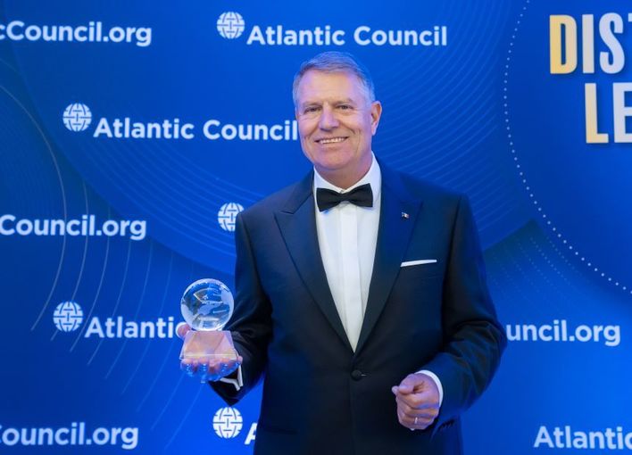 Preşedintele Iohannis a primit premiul Distinguished International Leadership, acordat de Consiliul Atlantic din SUA: Dedic acest premiu tuturor românilor, precum şi parteneriatului şi prieteniei dintre România şi Statele Unite ale Americii - FOTO, VIDEO
