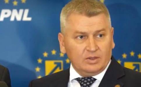 Florin Roman atacă dur PSD, spunând că reprezentanţii acestei formaţiuni în judeţele din zona Moldovei „sunt prin Italia prin arest la domiciliu, prin alte locuri”, în timp ce candidaţii PNL sunt „pe stradă, muncesc”
