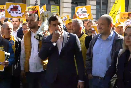 AUR, protest în faţa sediului AEP, acuză subminarea votului românilor din diaspora / George Simion: Facem un apel la românii din diaspora să vină în ţară să îşi exercite dreptul de vot, Marcel Ciolacu îşi bate joc de ei