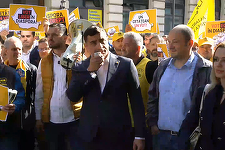 AUR, protest în faţa sediului AEP, acuză subminarea votului românilor din diaspora. George Simion: Facem un apel la românii din diaspora să vină în ţară să îşi exercite dreptul de vot, Marcel Ciolacu îşi bate joc de ei