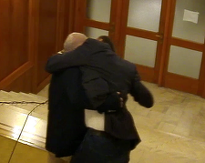 Primele imagini cu bătaia din Parlament: Dan Vîlceanu încearcă să îl muşte pe Florin Roman de faţă - VIDEO 