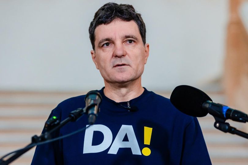 Nicuşor Dan, despre o schimbare a Guvernului, acum: În opinia mea, personal, mai degrabă nu, însă ce trebuie schimbat e modul în care funcţionează guvernul. Ce se vede în ochii românilor e că au rămas aceleaşi mecanisme de putere, aceleaşi influenţe
