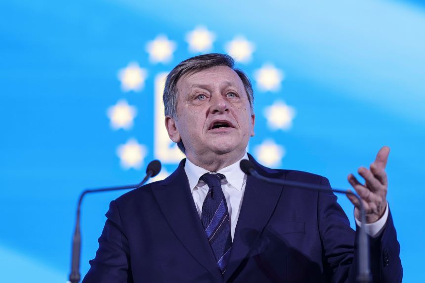 Crin Antonescu: Totul se va termina cu bine / Oamenii vor să fie respectaţi, dar nu ştiu cum arată respectul / Noi, ca popor, am ştiut odată, cândva, cum arată respectul. Sunt sigur că nu am uitat de tot – VIDEO
