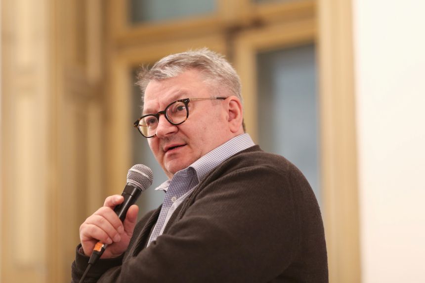 INTERVIU. Armand Goşu, istoric: „Călin Georgescu nu cred că este creaţia ruşilor. Mai degrabă a ieşit din spuma serviciilor româneşti. Nu e vorba doar de SIE, e o mare problemă şi în Armată!“