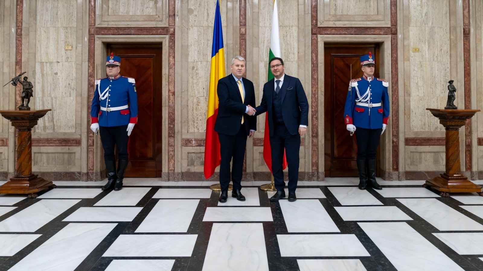 Cătălin Predoiu a discutat cu omologul din Bulgaria despre fluidizarea traficului pe Podul Prieteniei Ruse-Giurgiu pe durata lucrărilor din ţara vecină / Măsuri pentru combaterea traficului de droguri