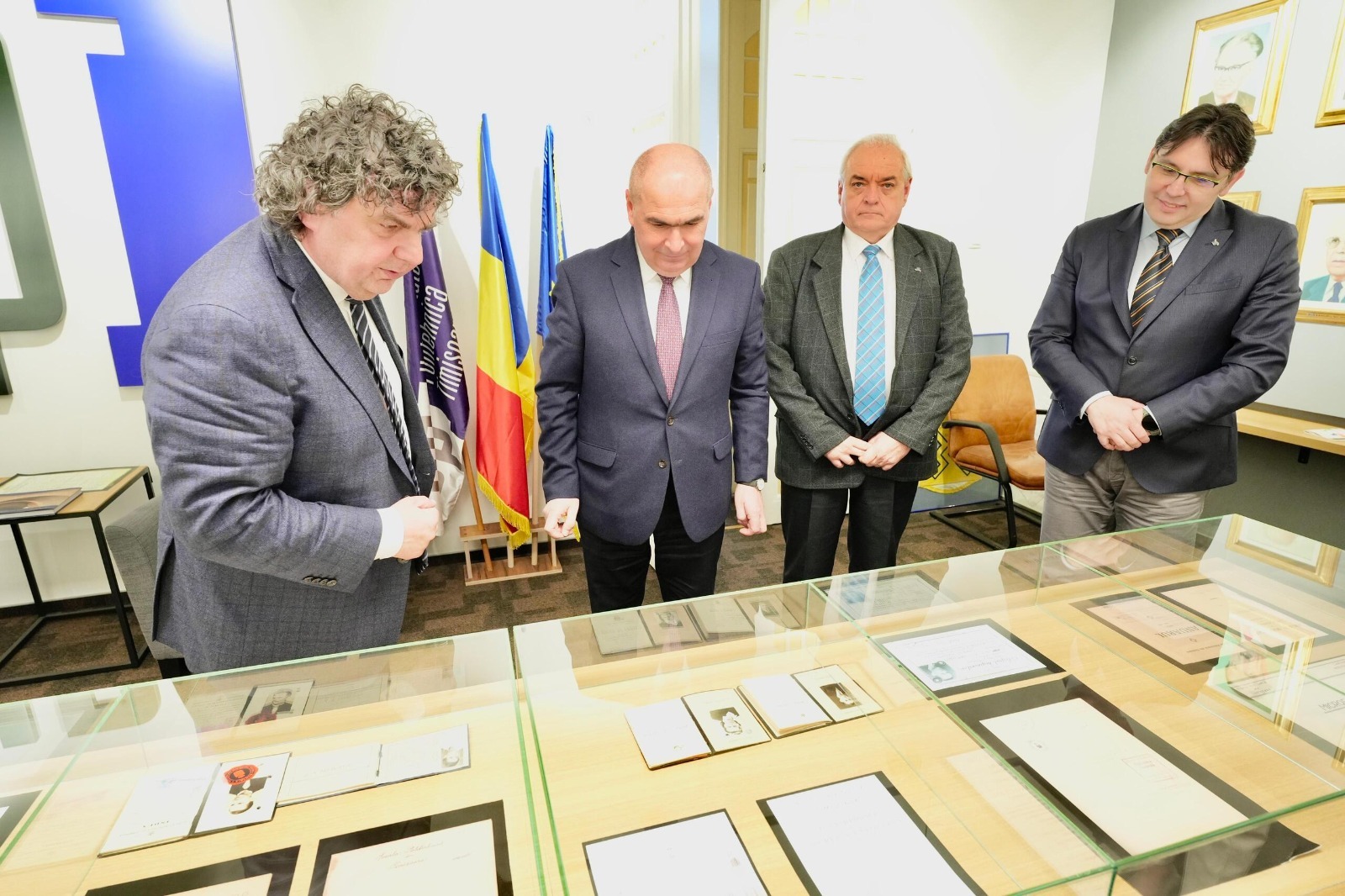 Ilie Bolojan, vizită surpriză la Timişoara / Preşedintele interimar a fost la Bookfest şi s-a întâlnit cu rectorii a două universităţi. Una dintre instituţii, cea care „i-a definit parcursul profesional şi i-a format valorile de tânăr student” FOTO