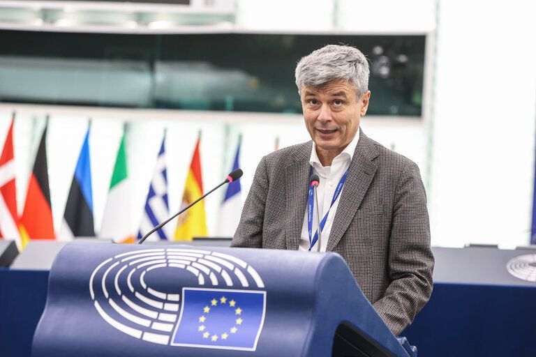 Europarlamentarul Virgil Popescu: UE investeşte în cercetare pentru a dezvolta energia nucleară