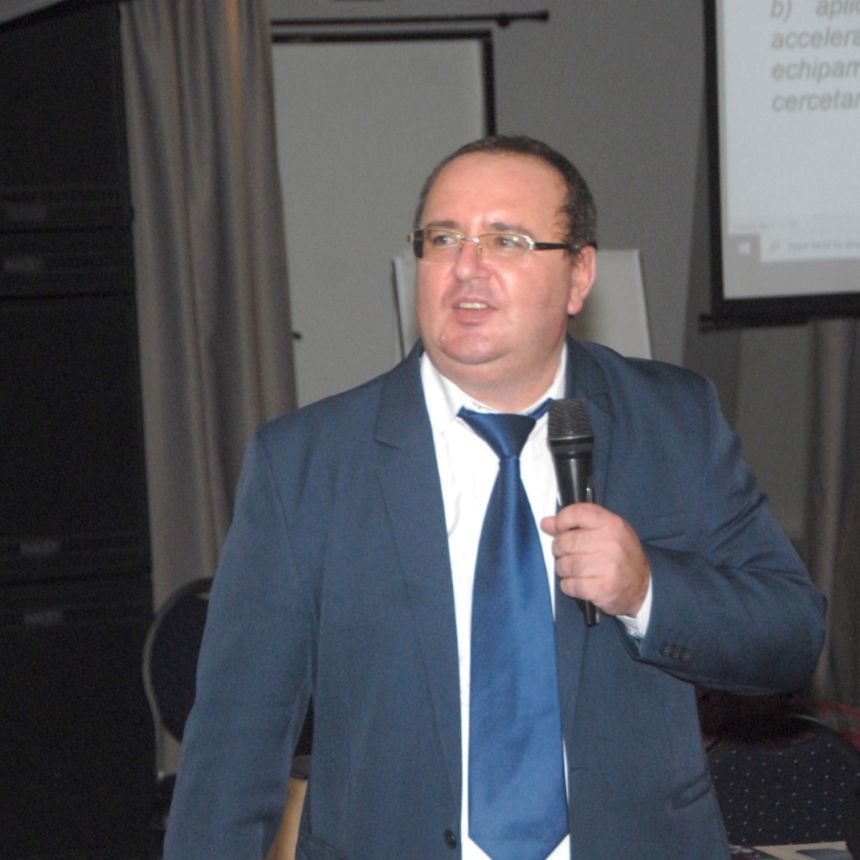 INTERVIU – Adrian Benţa, consultant financiar: Dacă preşedinte va fi Simion şi va aplica programul economic al lui Călin Georgescu, care este o fantasmagorie, va duce la eliminarea societăţilor străine. Vor fi sute de mii de şomeri. Vom fi paria Europei