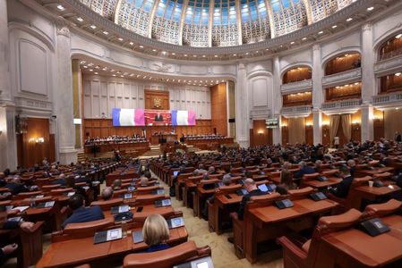 ŞEDINŢĂ SOLEMNĂ ÎN PARLAMENT – Ştefan Pălărie (USR): Nu avem nevoie să ne spună cineva din est ce înseamnă patriotism şi nu avem nevoie de instrucţiuni de patriotism scrise în limba rusă
