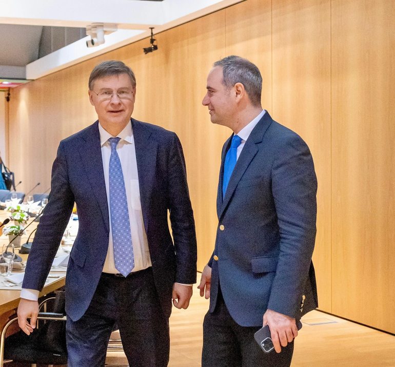 Alexandru Nazare și Valdis Dombrovskis discutând execuția bugetară și relansarea economică înaintea reuniunii ECOFIN pentru buget 2026. | sursa foto: News.ro