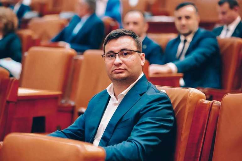 Glad Varga vorbind la microfon despre reforma pensiilor și riscul pierderii fondurilor PNRR din cauza blocajelor legislative privind pensii magistrați | sursa foto: News.ro Glad Varga vorbind la microfon despre reforma pensiilor și riscul pierderii fondurilor PNRR din cauza blocajelor legislative privind pensii magistrați | sursa foto: News.ro