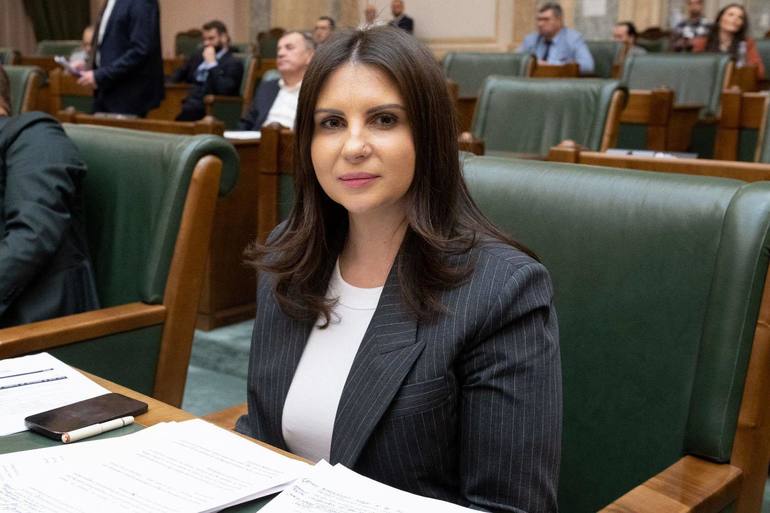 Gabriela Horga vorbind la microfon în Parlament despre deficitul bugetar România și realizările Guvernului Bolojan în 2025 | sursa foto: News.ro Gabriela Horga vorbind la microfon în Parlament despre deficitul bugetar România și realizările Guvernului Bolojan în 2025 | sursa foto: News.ro
