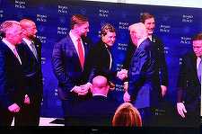Preşedintele Nicuşor Dan a dat mâna cu Donald Trump, la reuniunea Consiliului Păcii şi s-a fotografiat cu mai mulţi membri ai Board-ului, precum preşedintele Argentinei şi fostul premier britanic Tony Blair - FOTO