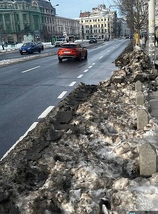 Diana Buzoianu, despre grămezile de zăpadă înnegrită de pe străzile din Capitală: Această poluare ajunge în plămânii noştri, doar că n-o vedem în fiecare zi - FOTO