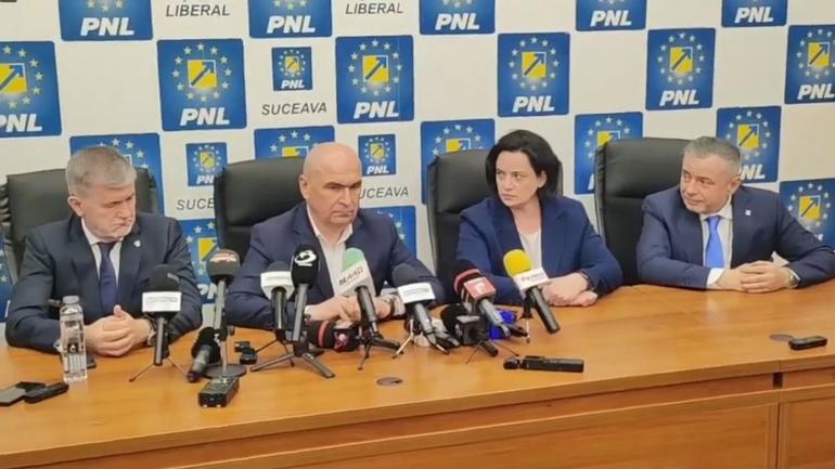 Ilie Bolojan prezentând detalii despre programul SAFE și condițiile pentru achiziții militare cu producție în România în cadrul unei conferințe oficiale. | sursa foto: News.ro