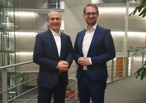 Octavian Ursu, un german de origine română, a câştigat al doilea mandat de primar într-un oraş din estul Germaniei / El l-a învind pe candidatul de la AfD, obţinând 55,8% dintre voturi / Mesajul lui Dominic Fritz