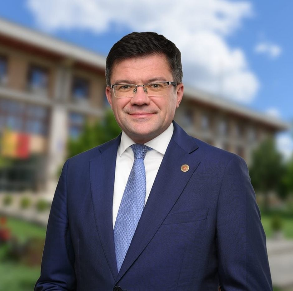 ADRIAN VEŞTEA, DESEMNAT PREMIER - Liberalul Costel Alexe, preşedintele Consiliului Judeţean Iaşi: Tot văd numele meu invocat în tabăra celor care au pus la cale complotul din PNL. Loialitatea se vede când vântul e mai puternic. Nu rupem rândurile
