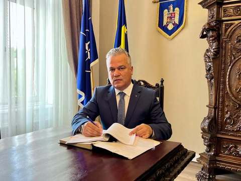 Adrian Veştea: Am absolvit o facultate din Braşov, mi-am dat licenţa la Academia de Ştiinţe Economice din Bucureşti. Am şi un masterat, sunt expert contabil / Sunt unul dintre românii care munceşte de la 18 ani, am făcut şi stagiu militar un an