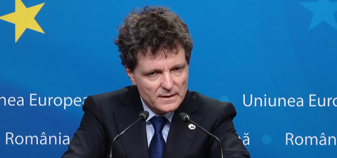 Nicuşor Dan: Suntem, evident, într-o criză politică. Avem nişte partide politice care nu îşi mai vorbesc unii cu alţii, ceea ce nu e normal în orice configuraţie guvernamentală ne pregătim să avem, însă nu e deloc şi subliniez, o criză a statului