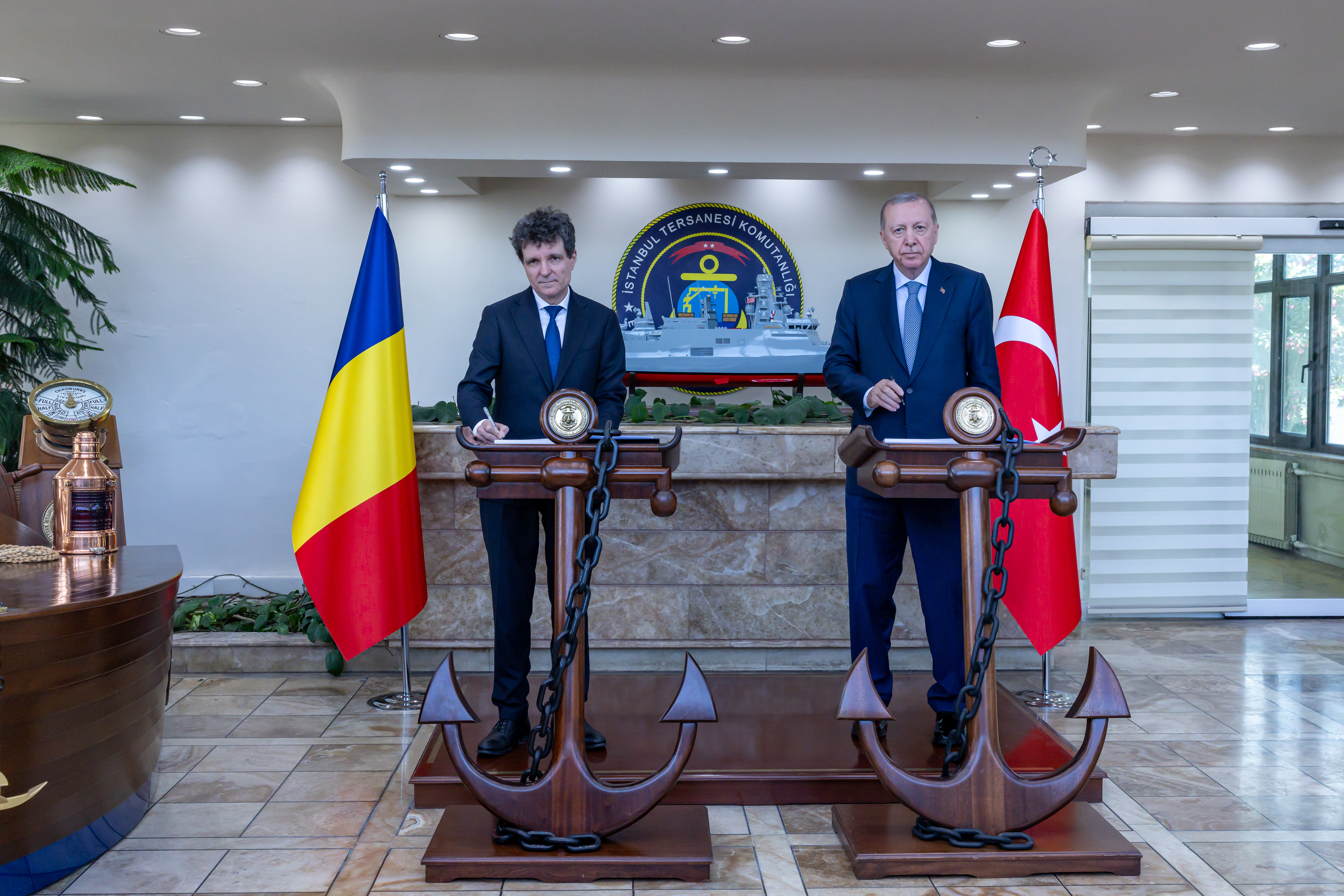 UPDATE - Nicuşor Dan, la Istanbul, alături de preşedintele Turciei la ceremonia de intrare a unei nave în serviciul operativ al Forţelor Navale Române: Trăim momente tensionate, în care securitatea devine extrem de importantă – VIDEO