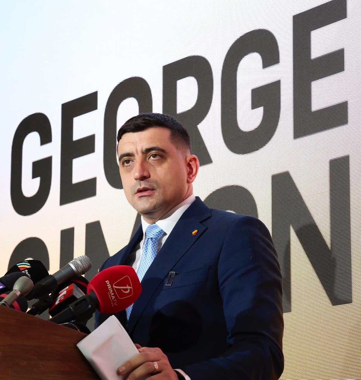 GEORGE SIMION: GUVERNUL VEŞTEA NU VA BENEFICIA DE SUSŢINEREA PARLAMENTARILOR AUR / PREMIERUL DESEMNAT, AŞTEPTAT LA SEDIUL AUR, PÂNĂ LA ORA 20.00 / PREŞEDINTELE NICUŞOR DAN SĂ IASĂ PUBLIC SĂ SPUNĂ DACĂ AUR MAI E EXTREMIST