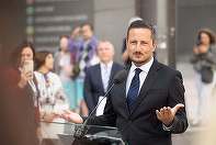 Nicu Ştefănuţă critică dur lipsa de reacţie a politicienilor, dar şi reacţia lui Nicuşor Dan în cazul şefului SPP, Lucian Pahonţu: „...un scuipat pe memoria victimelor acelor zile. Ei au fost eroi, noi slugoi. (...) Respect Recorder, ruşine în rest”