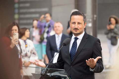 Nicu Ştefănuţă critică dur lipsa de reacţie a politicienilor, dar şi reacţia lui Nicuşor Dan în cazul şefului SPP, Lucian Pahonţu: „...un scuipat pe memoria victimelor acelor zile. Ei au fost eroi, noi slugoi. (...) Respect Recorder, ruşine în rest”
