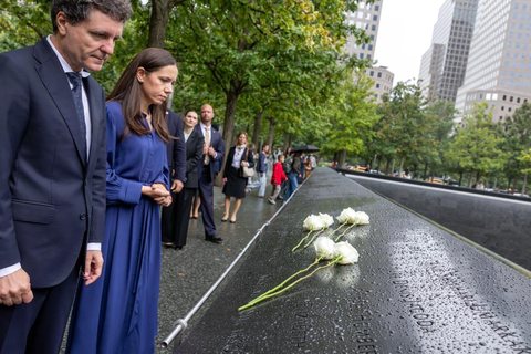 Nicuşor Dan: La Memorialul 9/11, am depus flori în memoria tuturor celor care şi-au pierdut viaţa în acea zi tragică, inclusiv a cetăţenilor români care nu s-au mai întors acasă