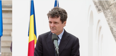 Nicuşor Dan: E momentul ca această criză politică să se încheie. E momentul ca partidele se privească dincolo de gardul de partid, să privească la interesul naţional. Alegerile anticipate nu sunt o soluţie