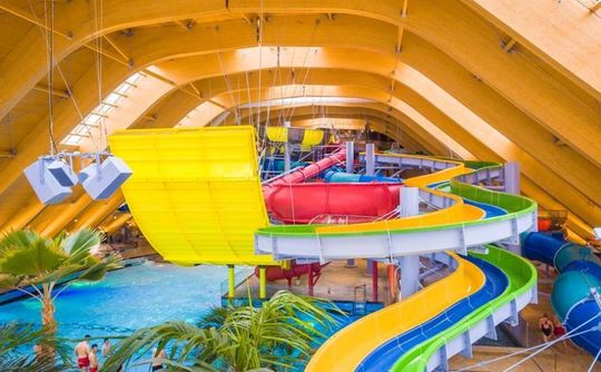 Therme Bucureşti are cel mai spectaculos sistem de tobogane din Europa (FOTO: Facebook)