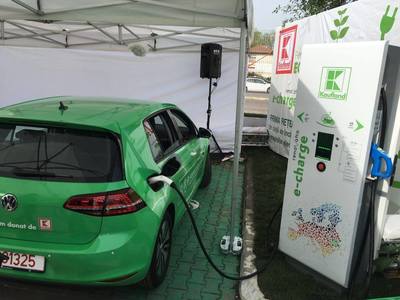 Kaufland intră pe piaţa staţiilor de încărcare pentru maşini electrice şi lansează o reţea în parcările magazinelor proprii, pe axa Arad-Constanţa