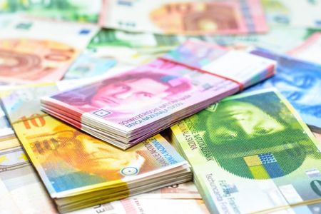 Numărul debitorilor cu credite în franci elveţieni s-a redus cu 20% anul trecut, la 60.429, iar soldul împrumuturilor a coborât de la 9,8 miliarde lei la 7,7 miliarde lei