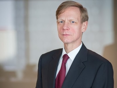Steven van Groningen: Raiffeisen Bank va înăspri mai mult condiţiile de creditare, pe lângă creşterea avansului, dacă darea în plată este declarată constituţională