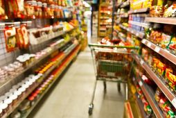 Controversata legea care obligă marile magazine să vândă 51% alimente din producţie românească a fost retrimisă fără nicio modificare pentru votul final 