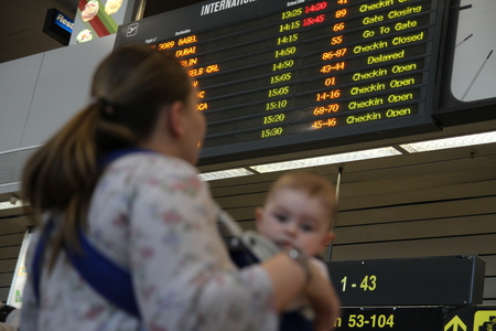 Aeroportul Otopeni lasă doar taxiurile cu tarif minim să preia pasagerii de la parterul terminalului Sosiri