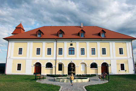 
Tot mai mulţi români aleg să-şi petreacă vacanţele în conace boiereşti, o noapte de cazare la un castel din Transilvania porneşte de la 200 lei
