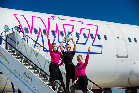 Pasionaţii de fotbal care călătoresc cu aeronavele Wizz Air vor afla rezultatele meciurilor în timpul zborului, cu actualizare la pauză şi la finalul partidei