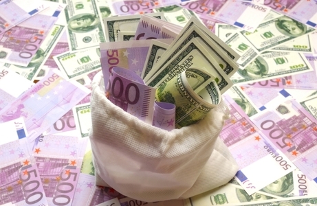 Euro revine spre 4,46 lei, pe fondul creşterii plasamentelor străine în active româneşti
